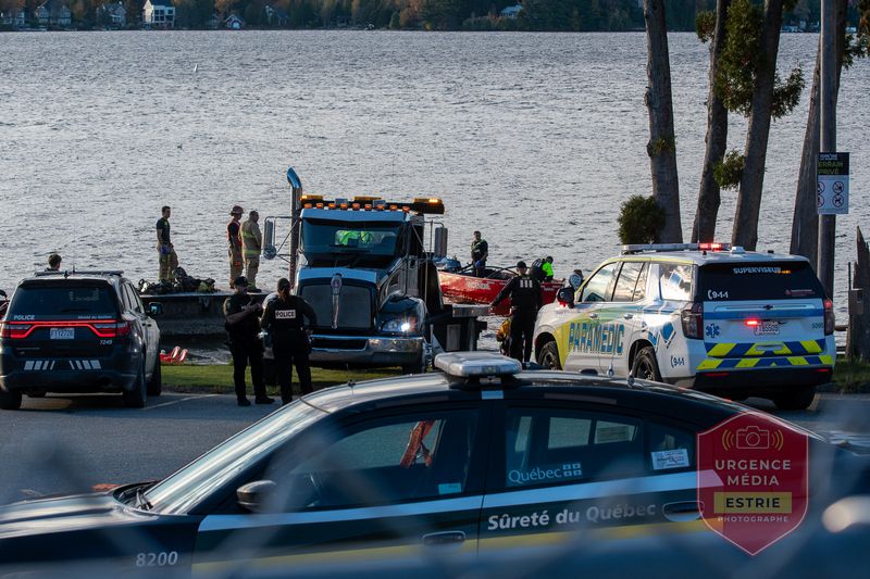 Véhicule dans le lac Brompton : la conductrice succombe à ses blessures